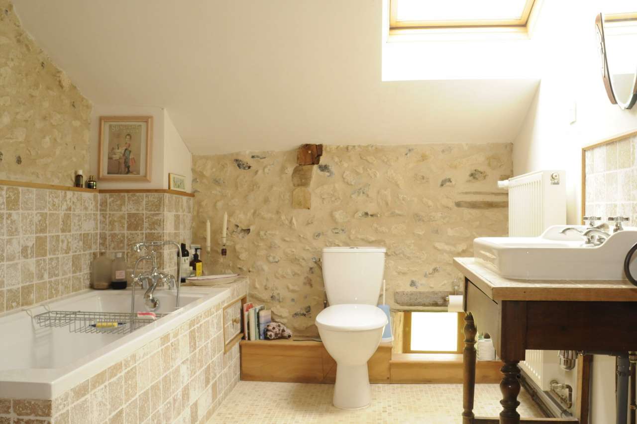 Spacious and immaculately presented 5 bedroom stone built house, ideally si