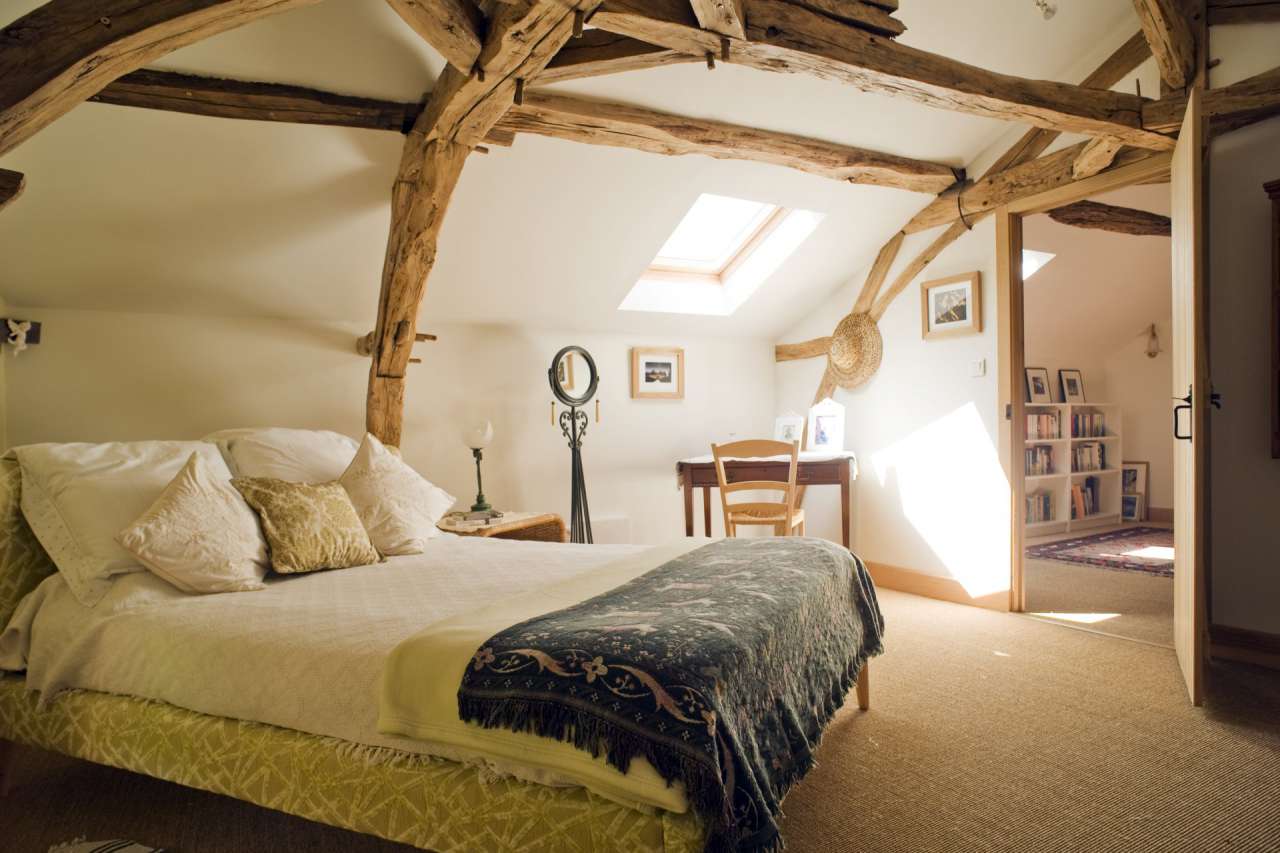 Spacious and immaculately presented 5 bedroom stone built house, ideally si