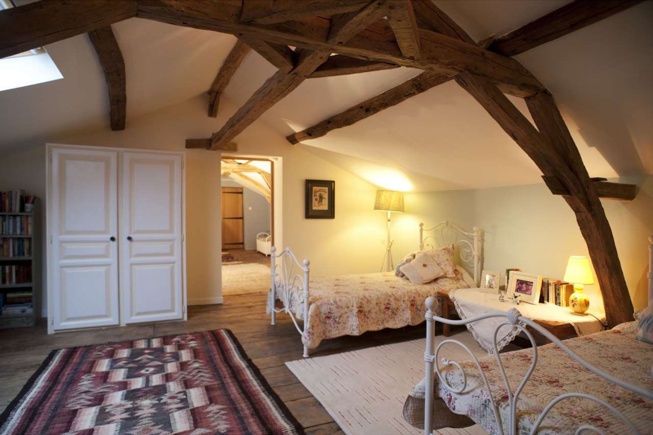 Spacious and immaculately presented 5 bedroom stone built house, ideally si