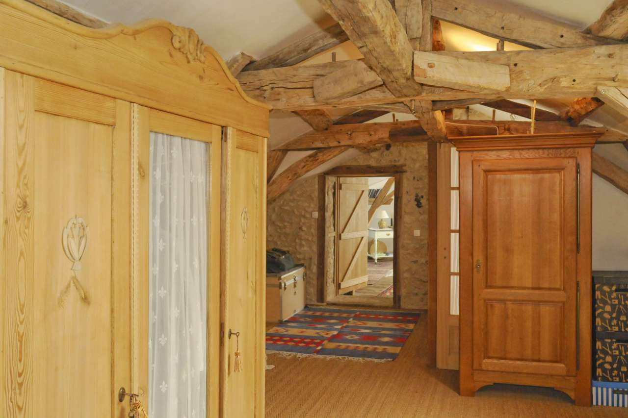 Spacious and immaculately presented 5 bedroom stone built house, ideally si