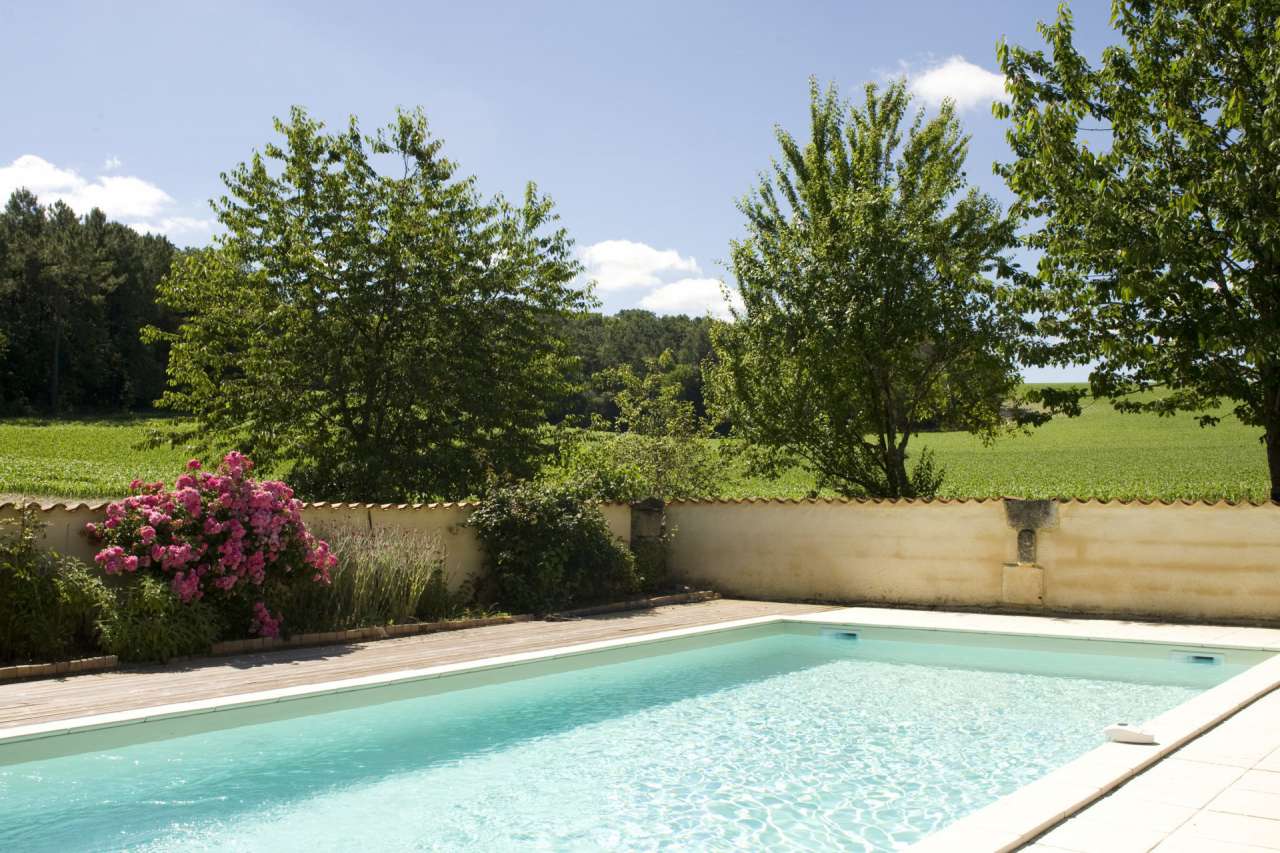 Spacious and immaculately presented 5 bedroom stone built house, ideally si