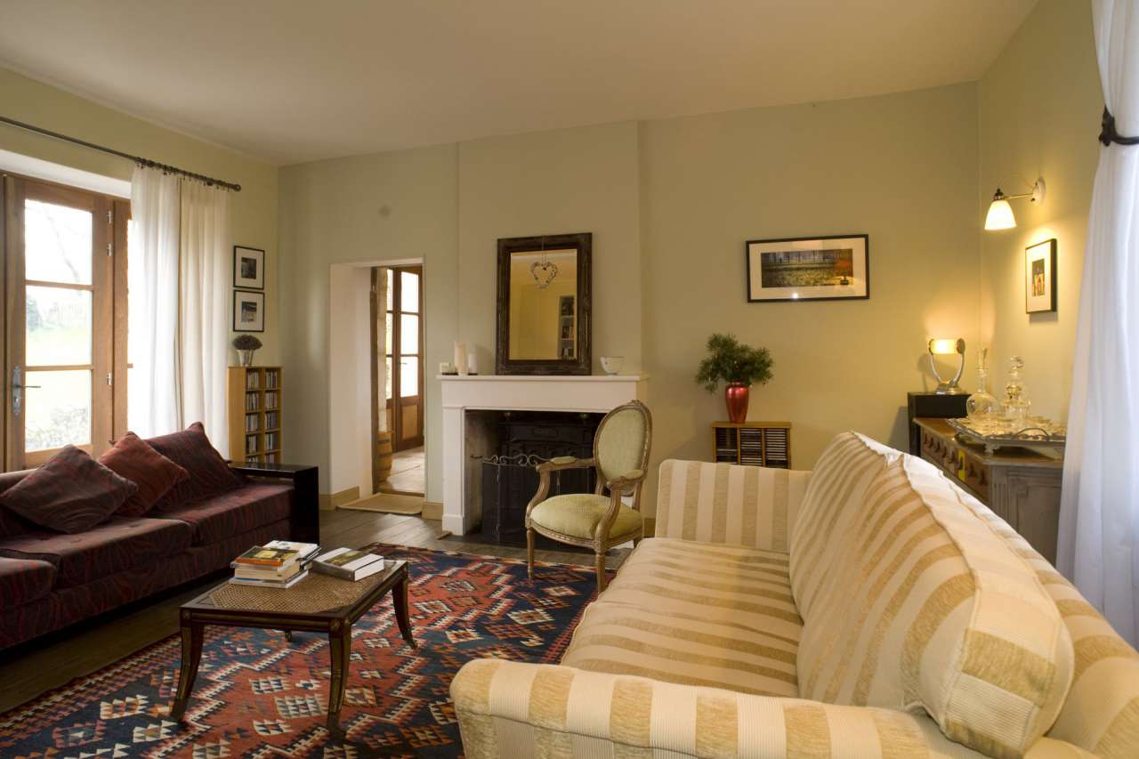 Spacious and immaculately presented 5 bedroom stone built house, ideally si