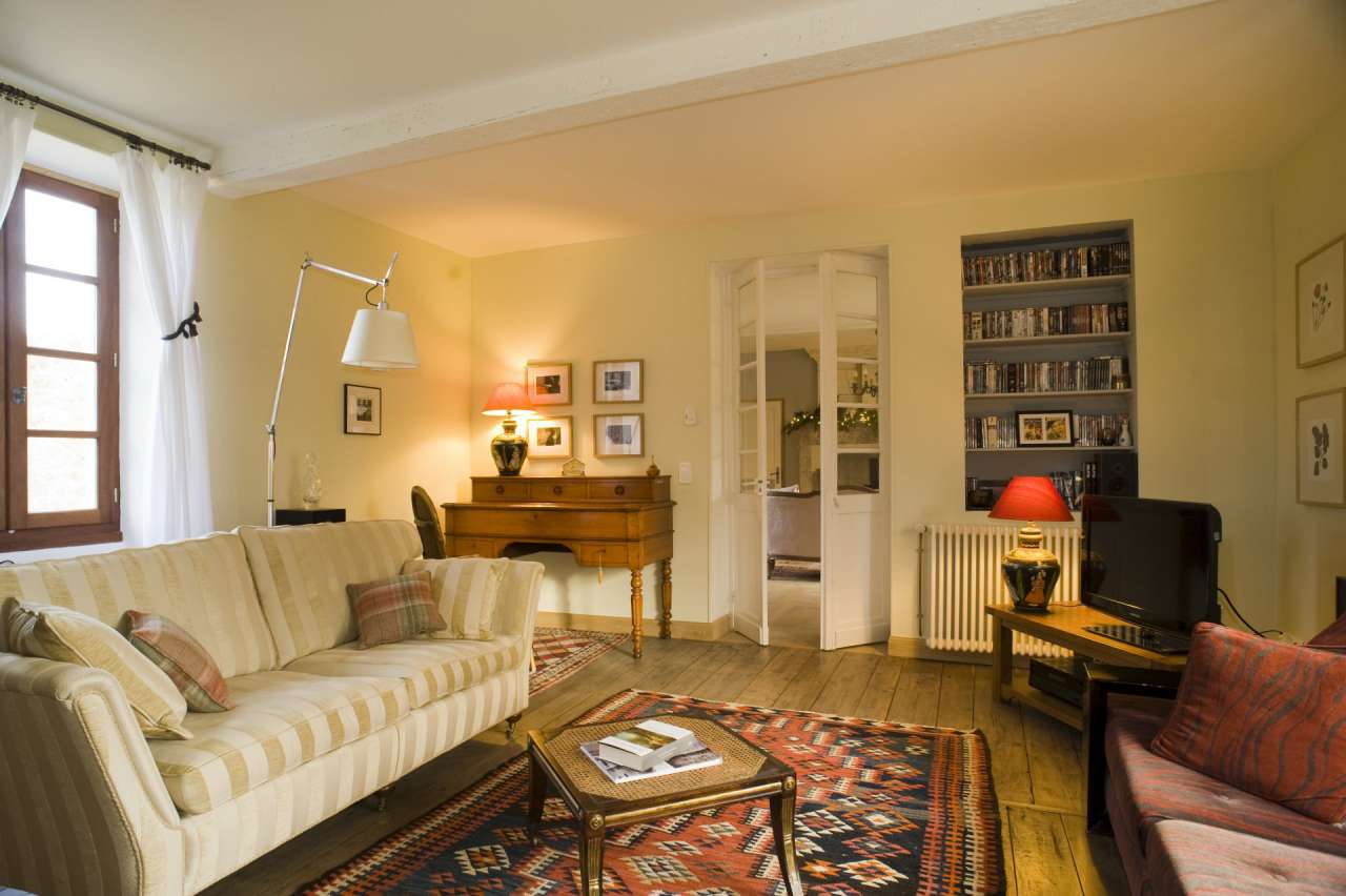 Spacious and immaculately presented 5 bedroom stone built house, ideally si