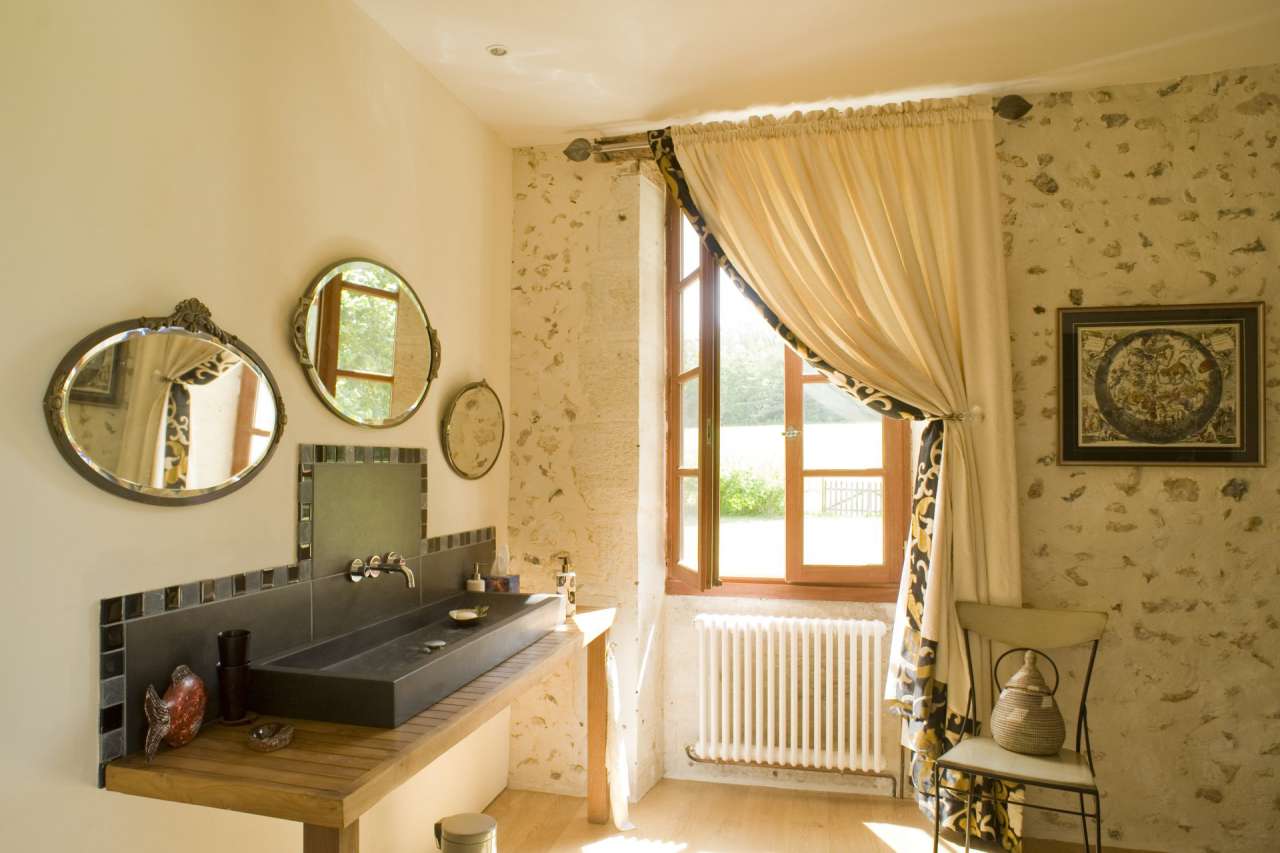 Spacious and immaculately presented 5 bedroom stone built house, ideally si