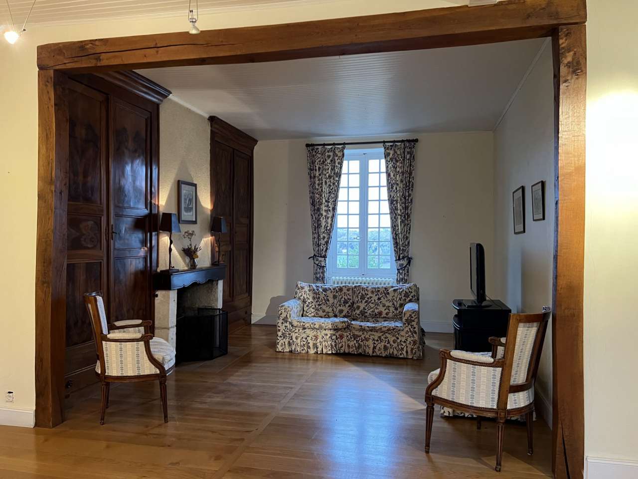 Rare opportunity to acquire a unique 4 bedroom house with separate apartmen