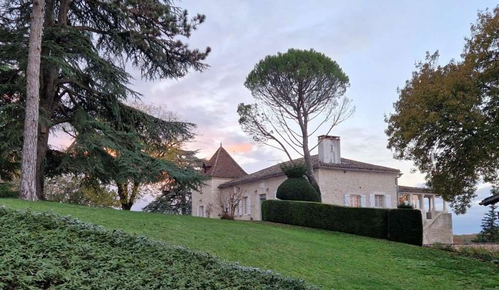 Rare opportunity to acquire a unique 4 bedroom house with separate apartmen