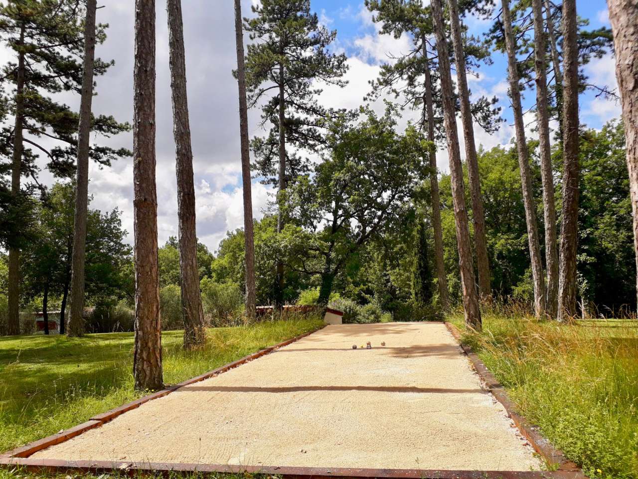 Rare opportunity to acquire a unique 4 bedroom house with separate apartmen