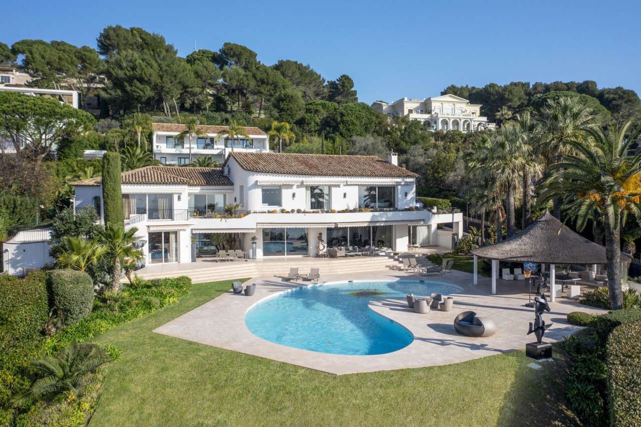 With simply stunning views over the Bay of Cannes from the Islands to the E