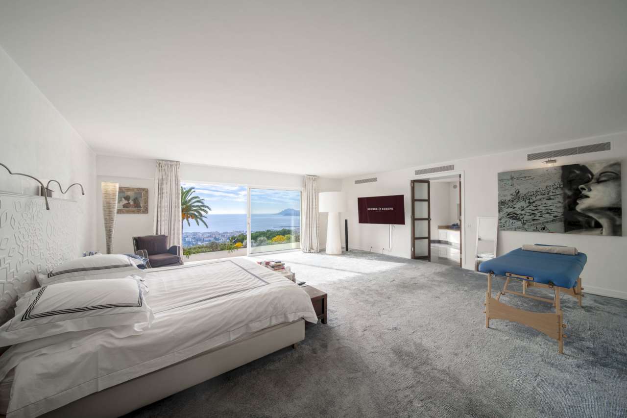 With simply stunning views over the Bay of Cannes from the Islands to the E