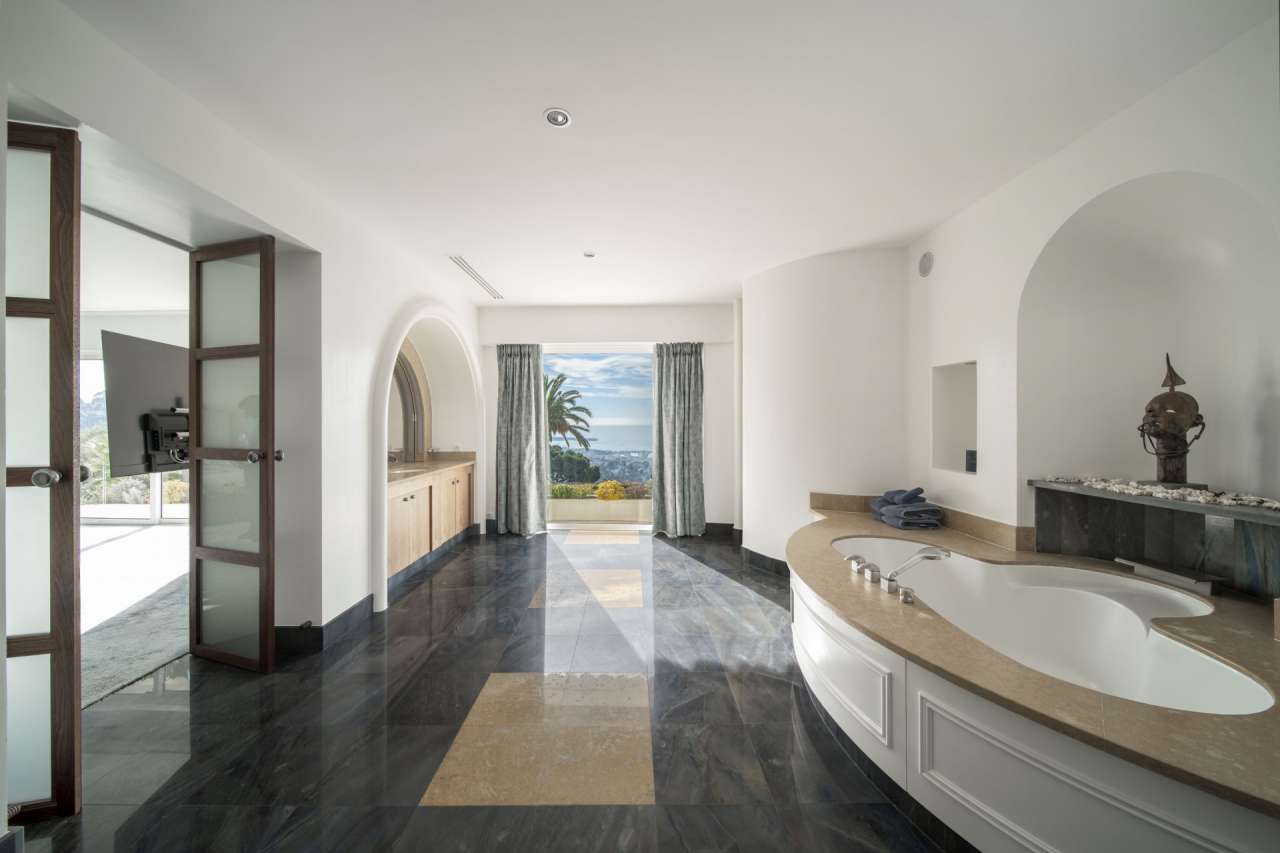 With simply stunning views over the Bay of Cannes from the Islands to the E