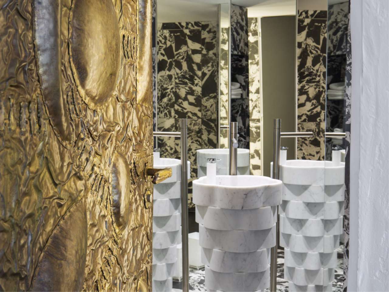 With simply stunning views over the Bay of Cannes from the Islands to the E