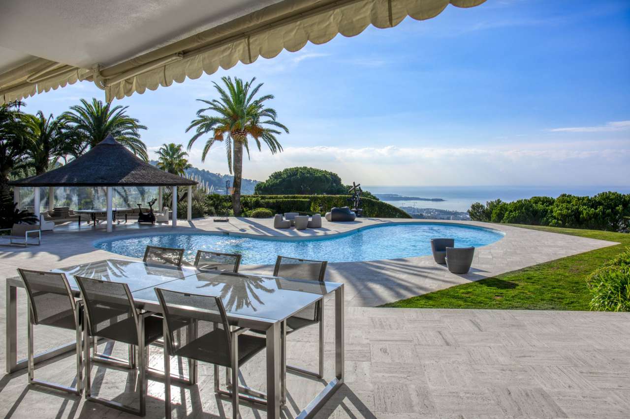 With simply stunning views over the Bay of Cannes from the Islands to the E
