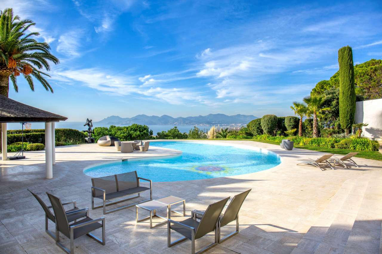 With simply stunning views over the Bay of Cannes from the Islands to the E