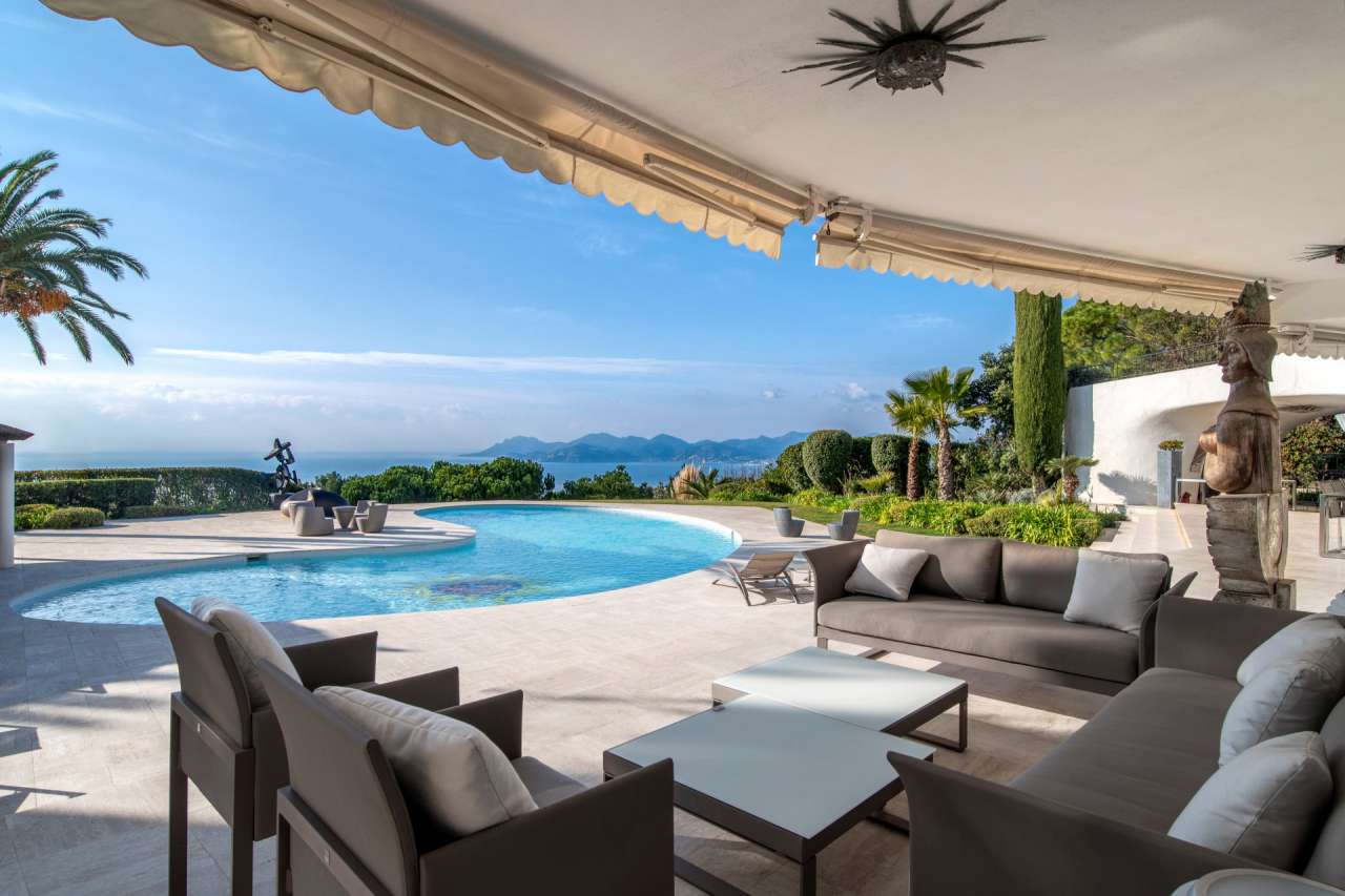 With simply stunning views over the Bay of Cannes from the Islands to the E