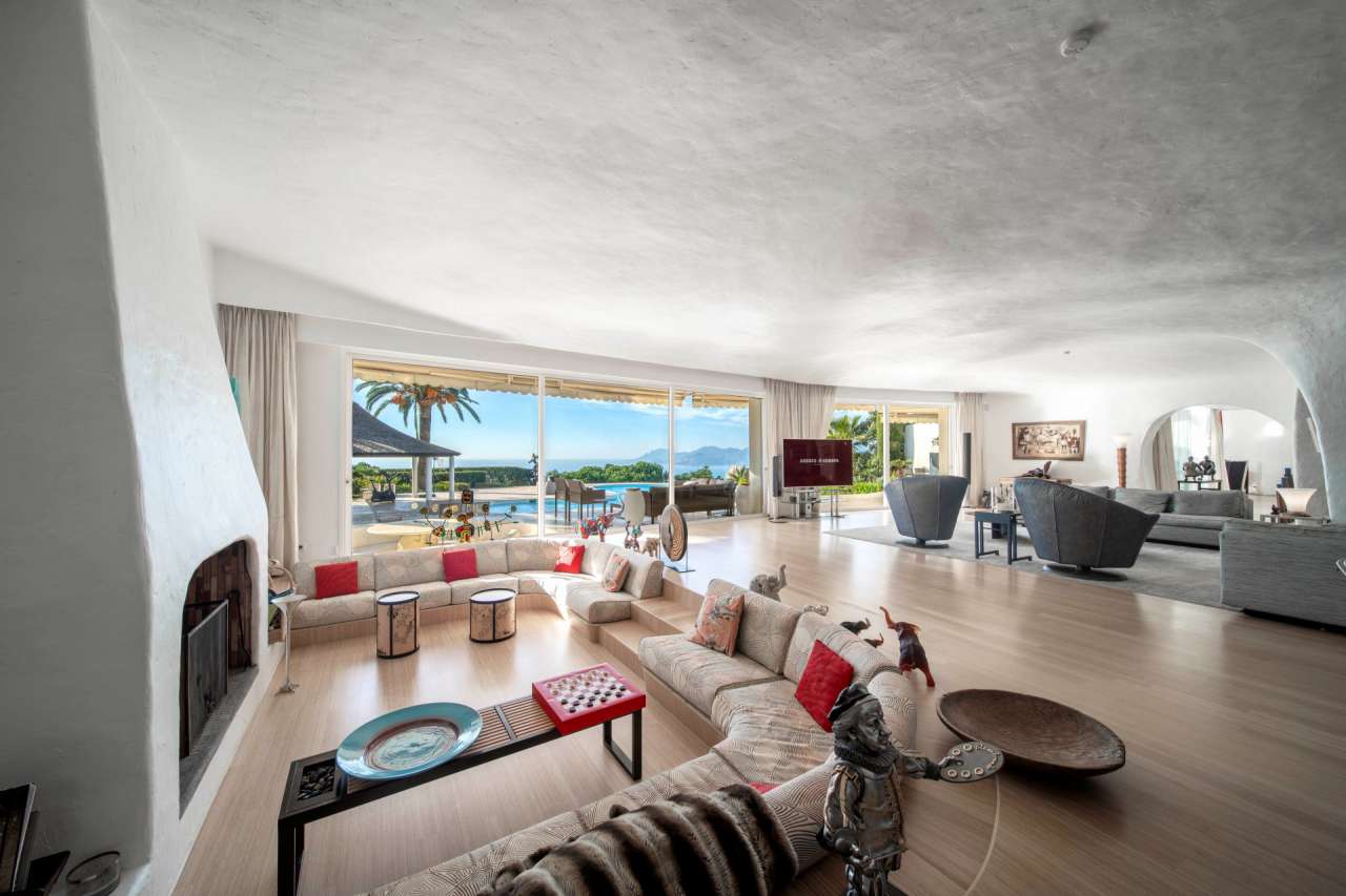 With simply stunning views over the Bay of Cannes from the Islands to the E