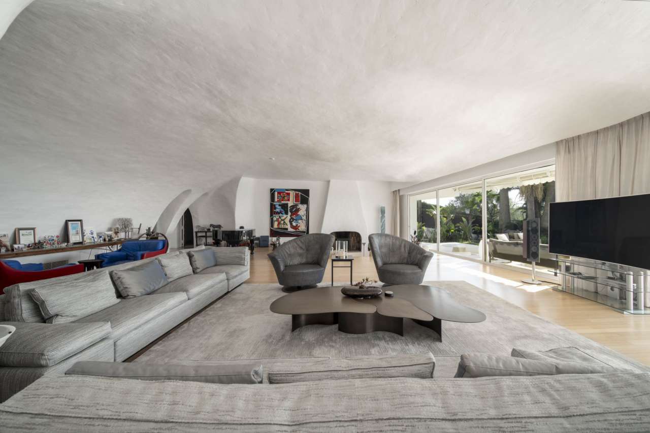 With simply stunning views over the Bay of Cannes from the Islands to the E