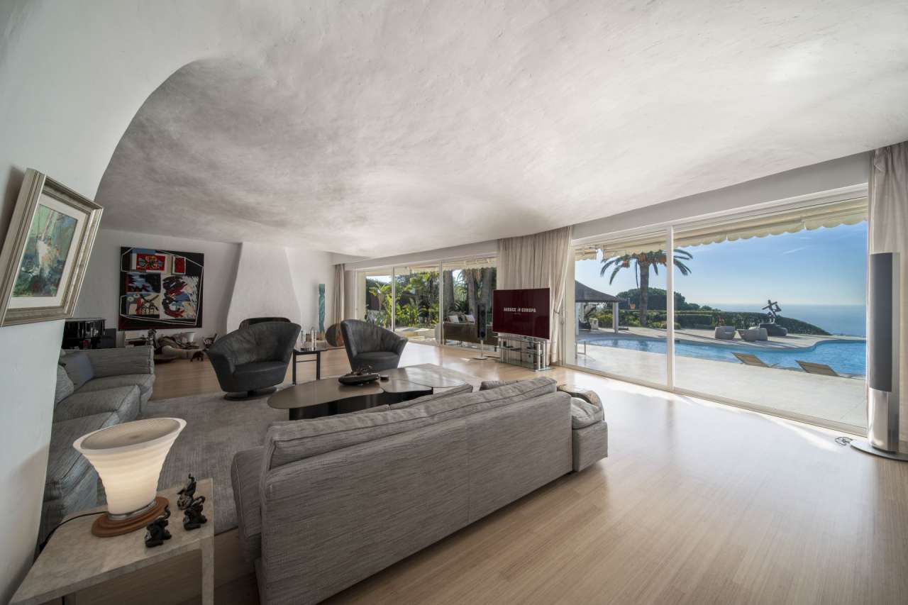 With simply stunning views over the Bay of Cannes from the Islands to the E