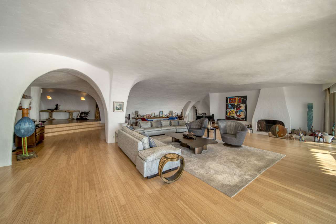 With simply stunning views over the Bay of Cannes from the Islands to the E