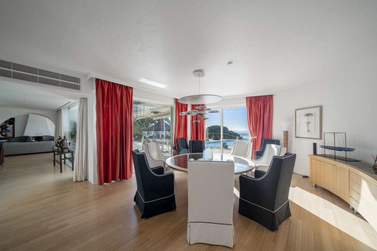 With simply stunning views over the Bay of Cannes from the Islands to the E