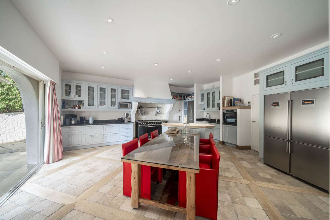 With simply stunning views over the Bay of Cannes from the Islands to the E