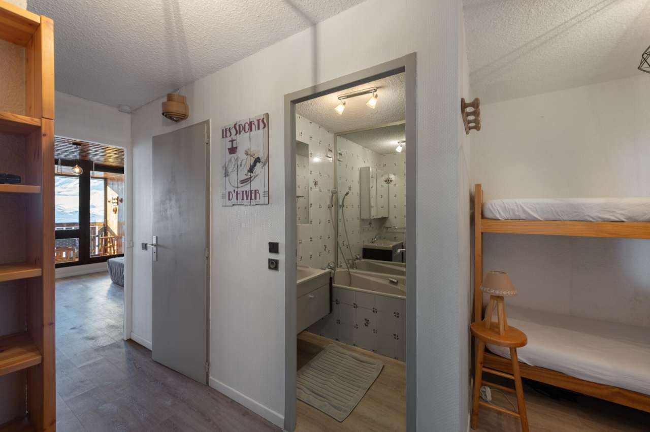 Well maintained 1 bedroom apartment, with a typical mountain style, situate