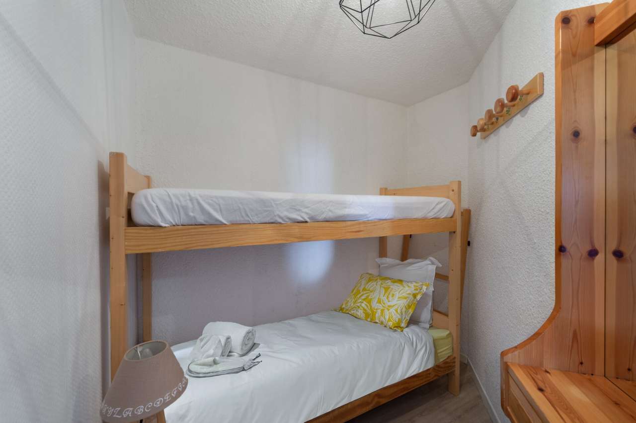 Well maintained 1 bedroom apartment, with a typical mountain style, situate