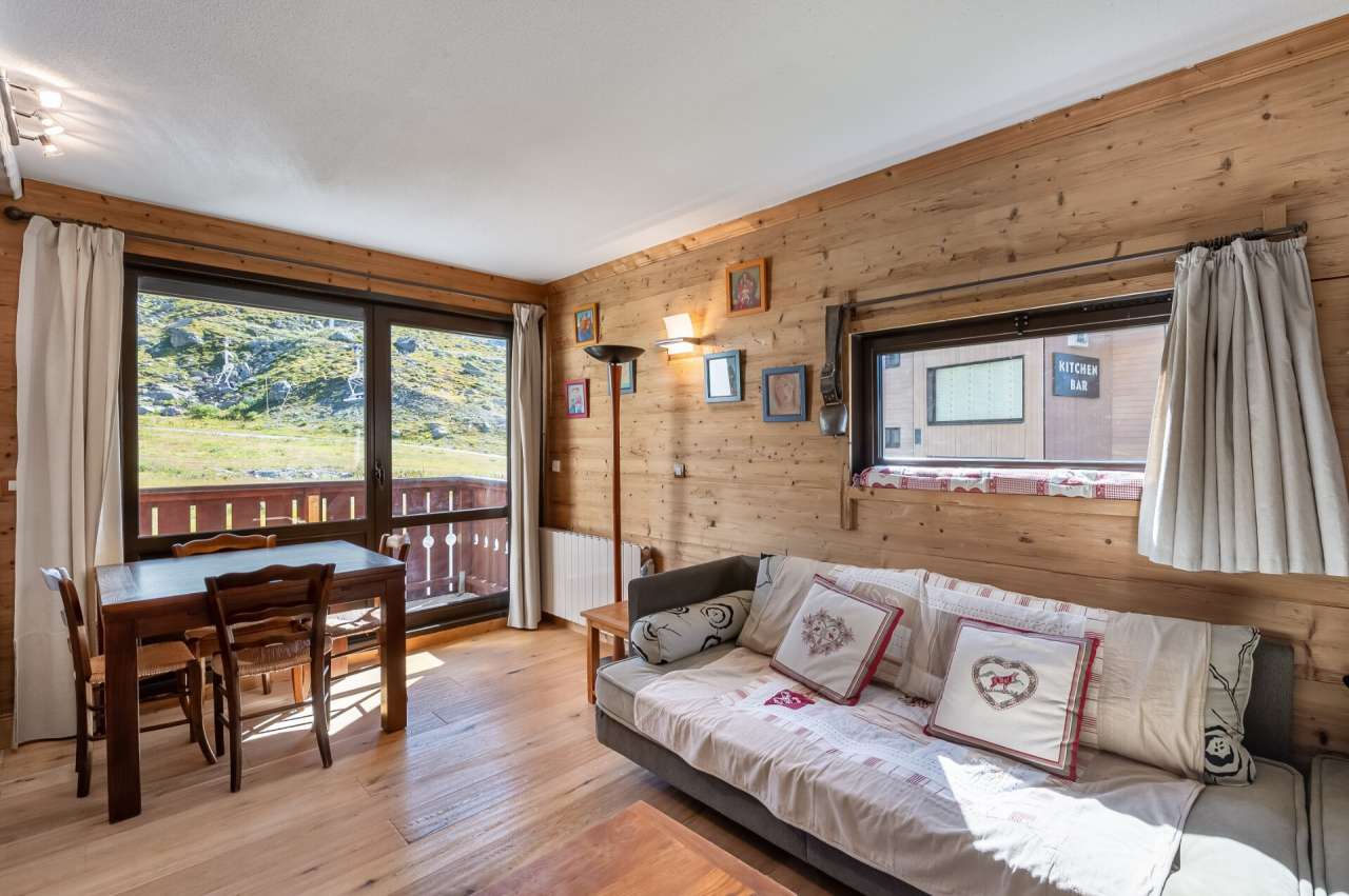 Well maintained 1 bedroom 2nd floor apartment, with a total living area of