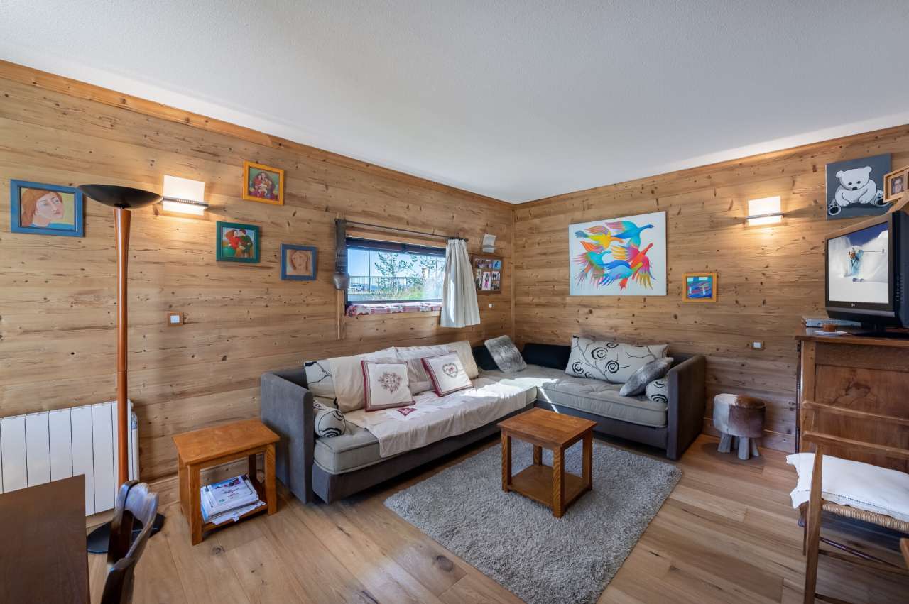 Well maintained 1 bedroom 2nd floor apartment, with a total living area of