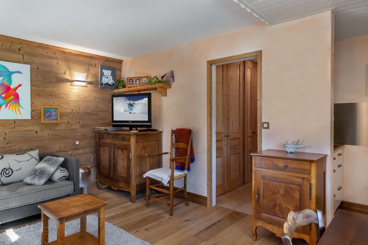 Well maintained 1 bedroom 2nd floor apartment, with a total living area of