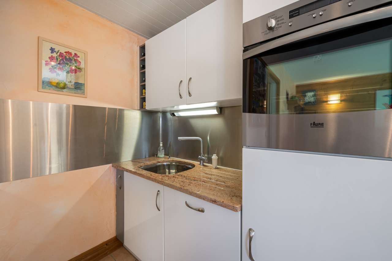 Well maintained 1 bedroom 2nd floor apartment, with a total living area of