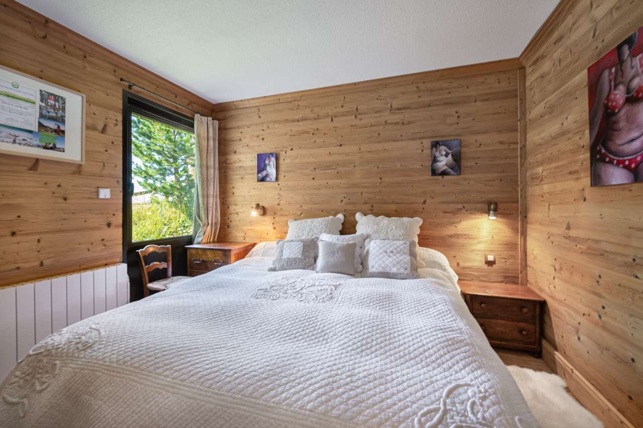 Well maintained 1 bedroom 2nd floor apartment, with a total living area of