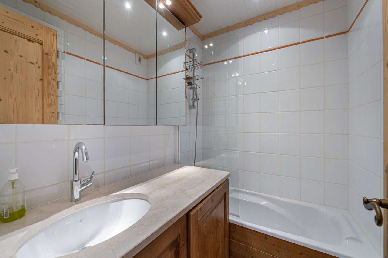 Well maintained 1 bedroom 2nd floor apartment, with a total living area of