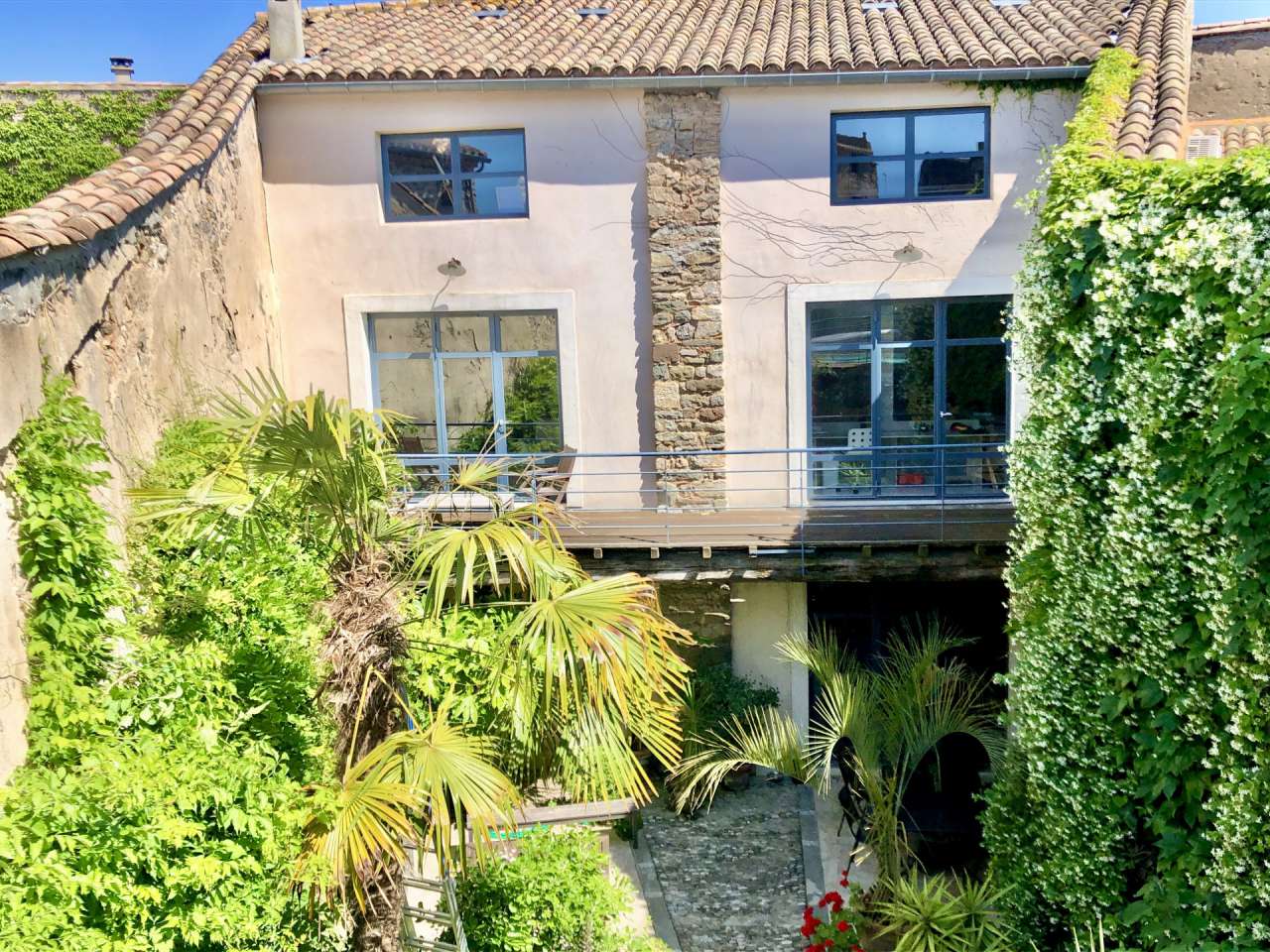 Superb, grand and spacious 7 bedroom townhouse, with a total spacious livin