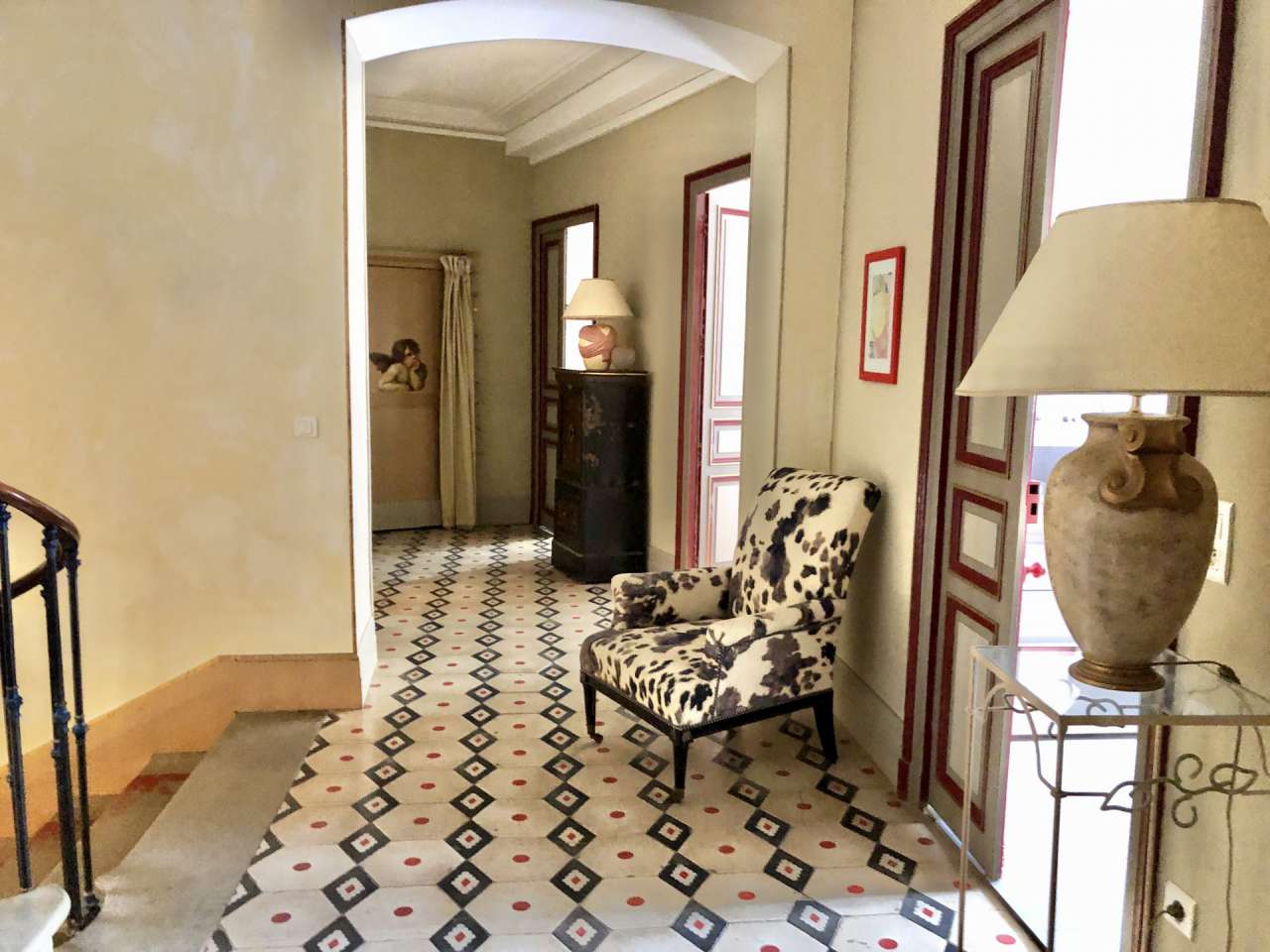 Superb, grand and spacious 7 bedroom townhouse, with a total spacious livin