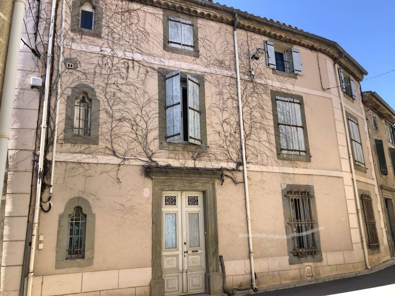 Superb, grand and spacious 7 bedroom townhouse, with a total spacious livin