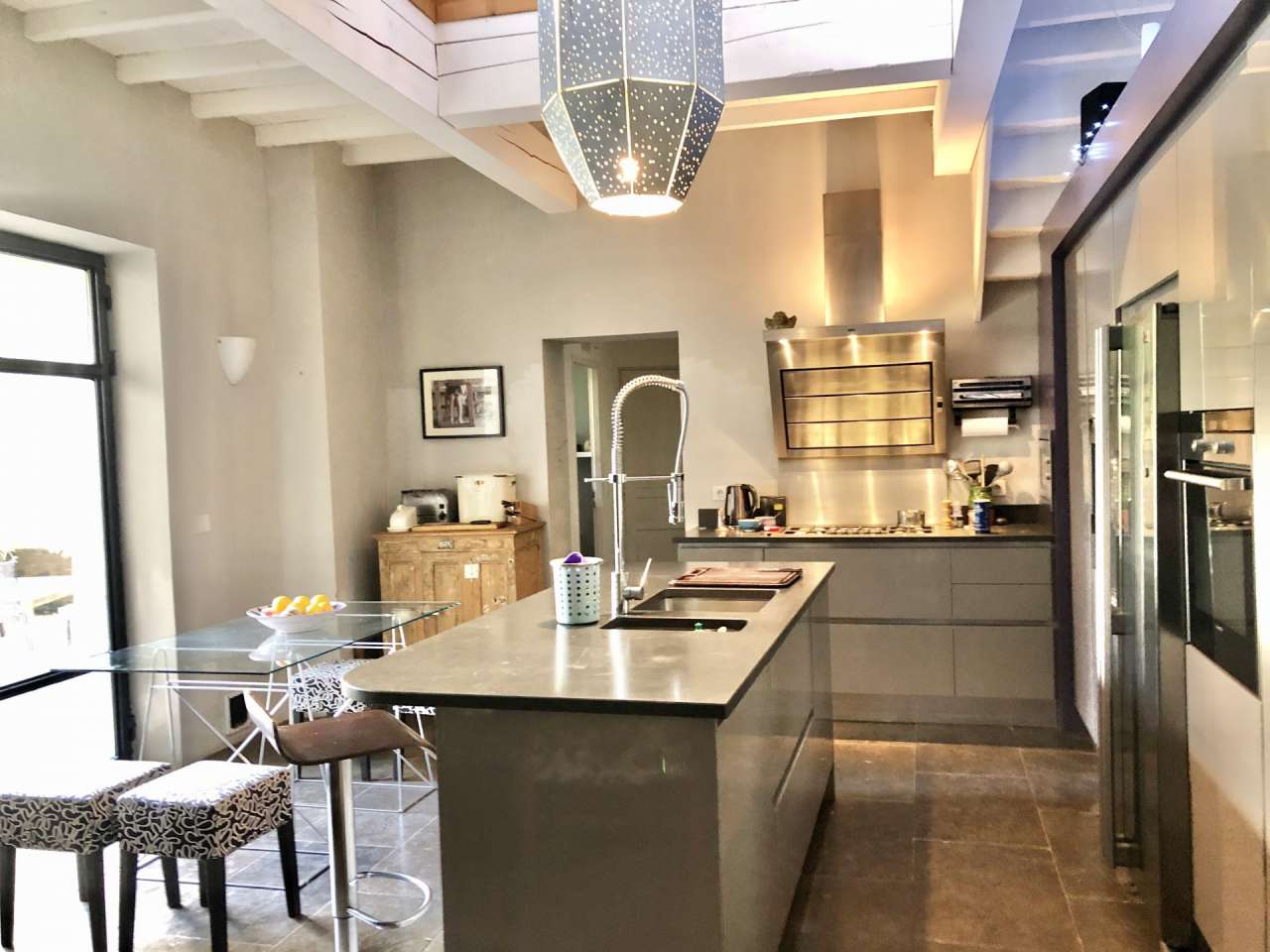 Superb, grand and spacious 7 bedroom townhouse, with a total spacious livin