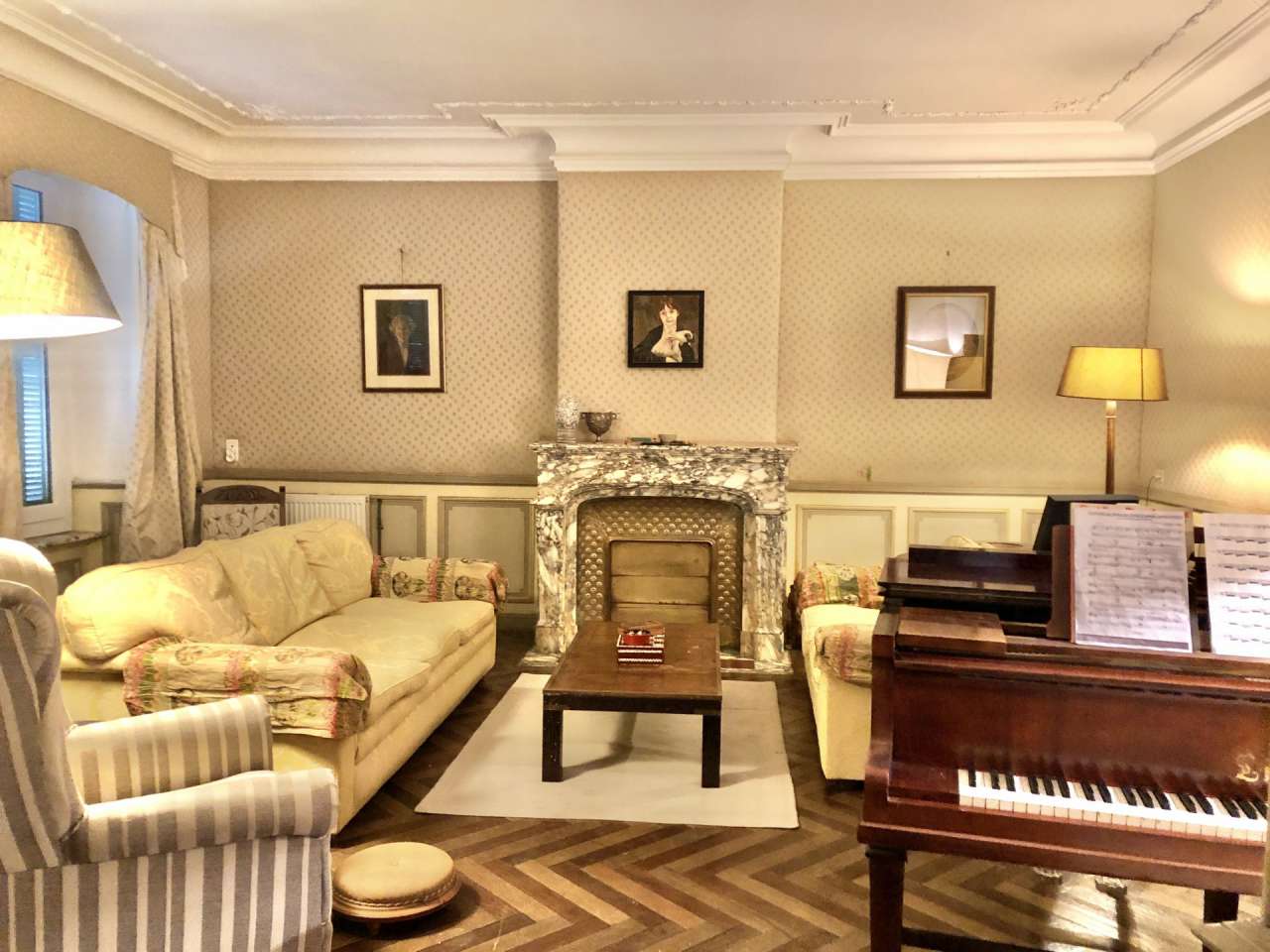 Superb, grand and spacious 7 bedroom townhouse, with a total spacious livin