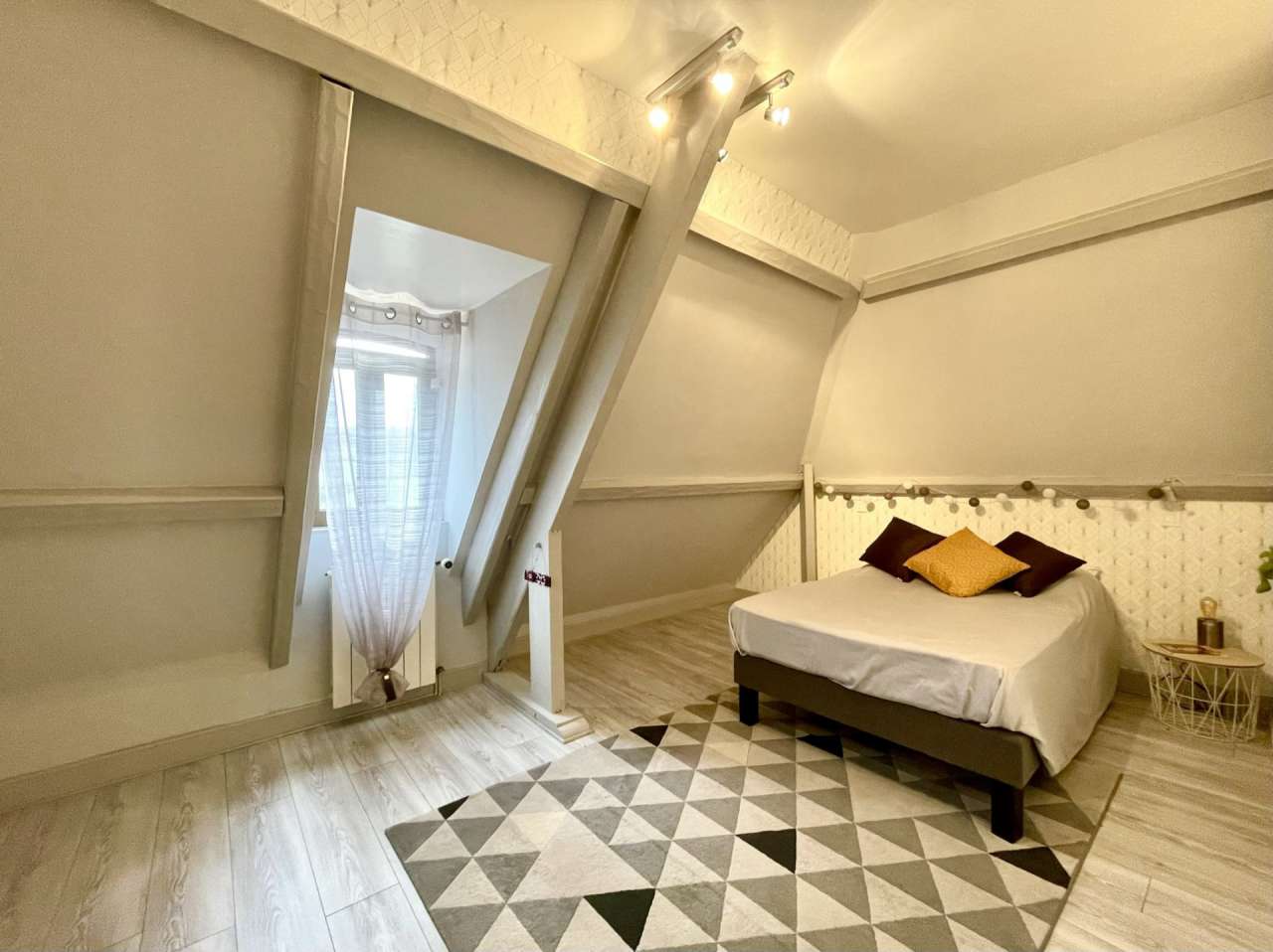 Built in the 90's and in excellent condition throughout, this superb 5 bedr