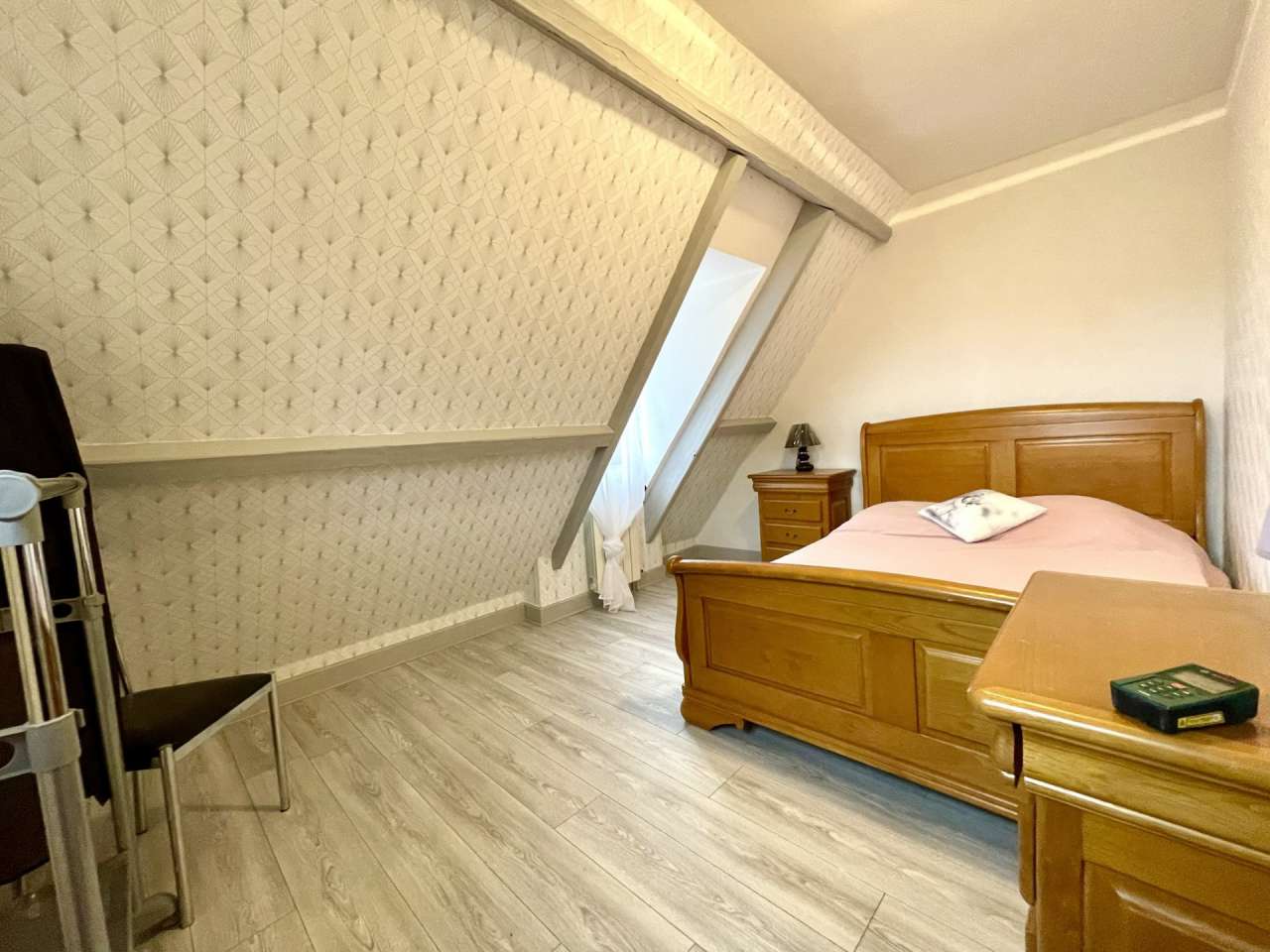 Built in the 90's and in excellent condition throughout, this superb 5 bedr