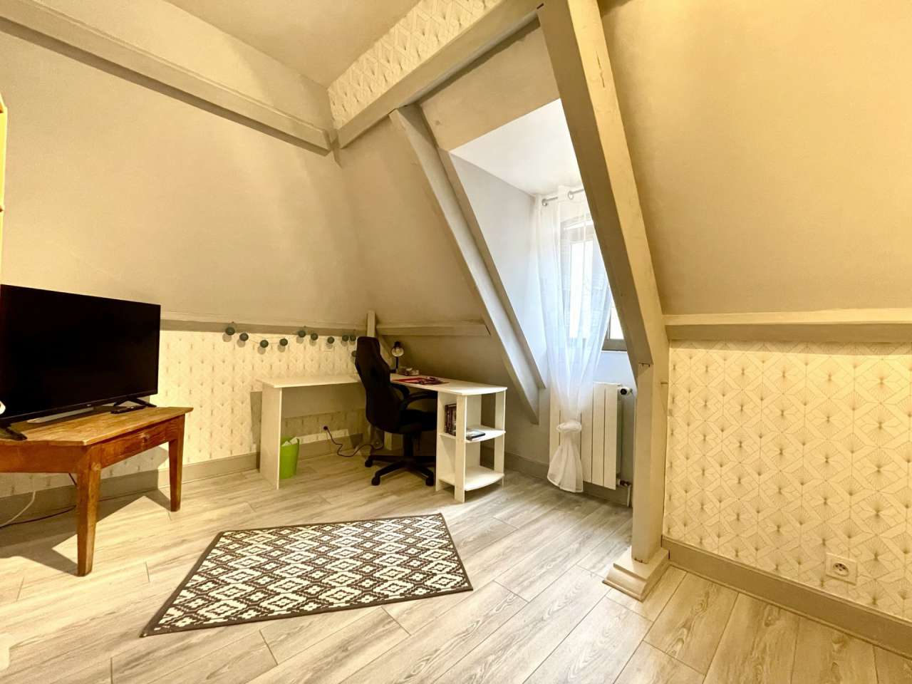 Built in the 90's and in excellent condition throughout, this superb 5 bedr