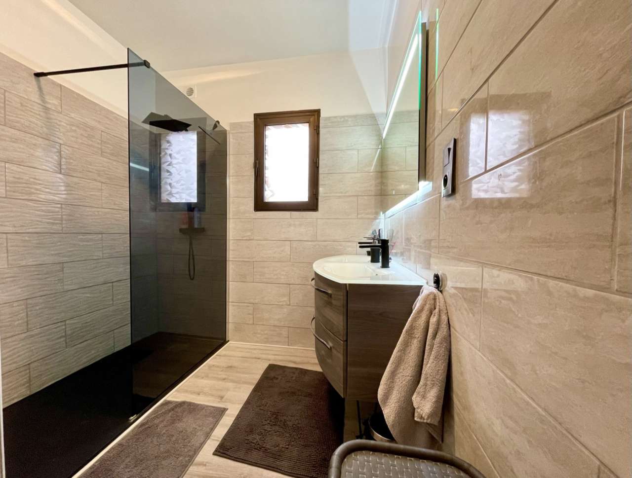 Built in the 90's and in excellent condition throughout, this superb 5 bedr