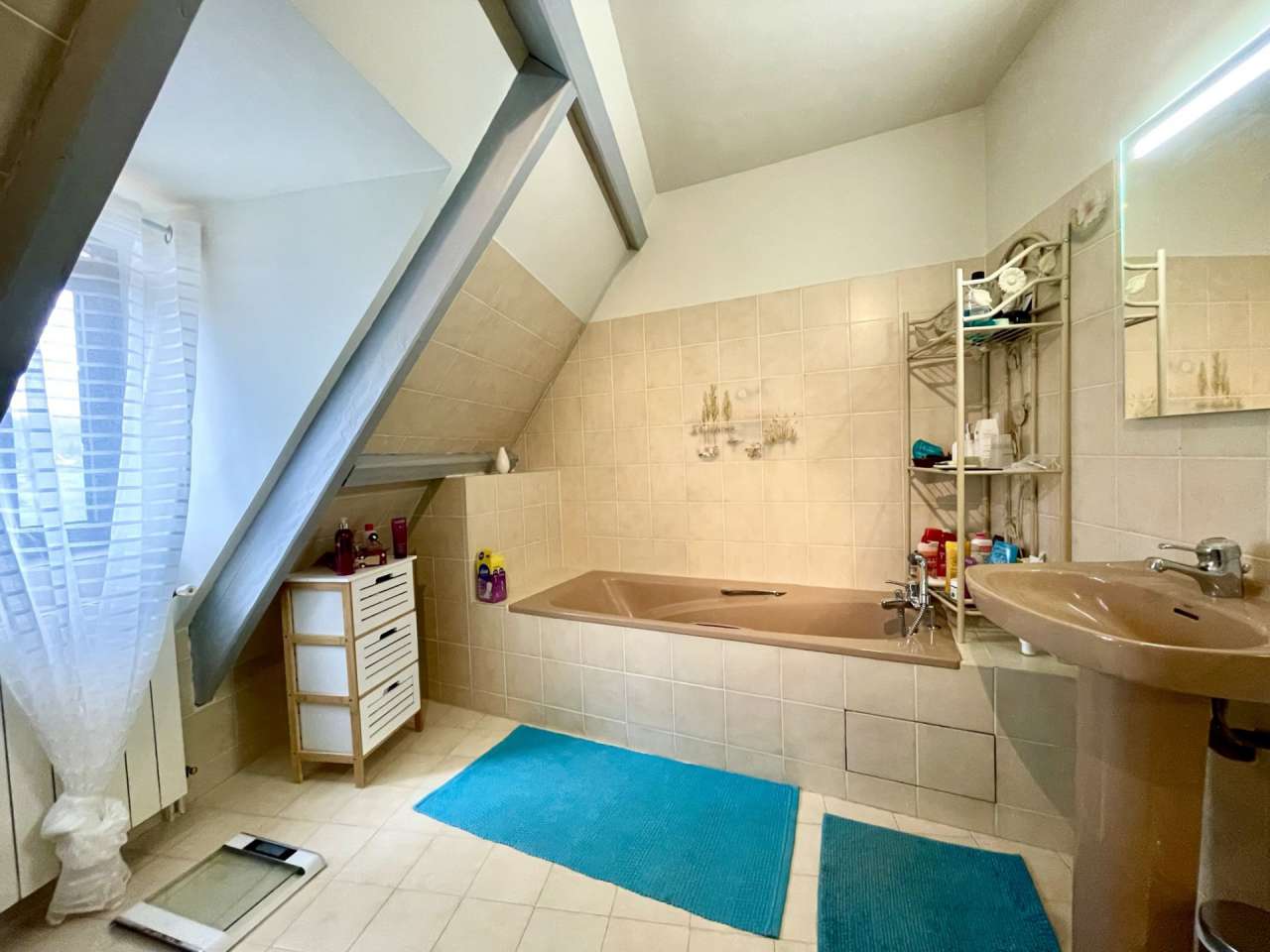 Built in the 90's and in excellent condition throughout, this superb 5 bedr