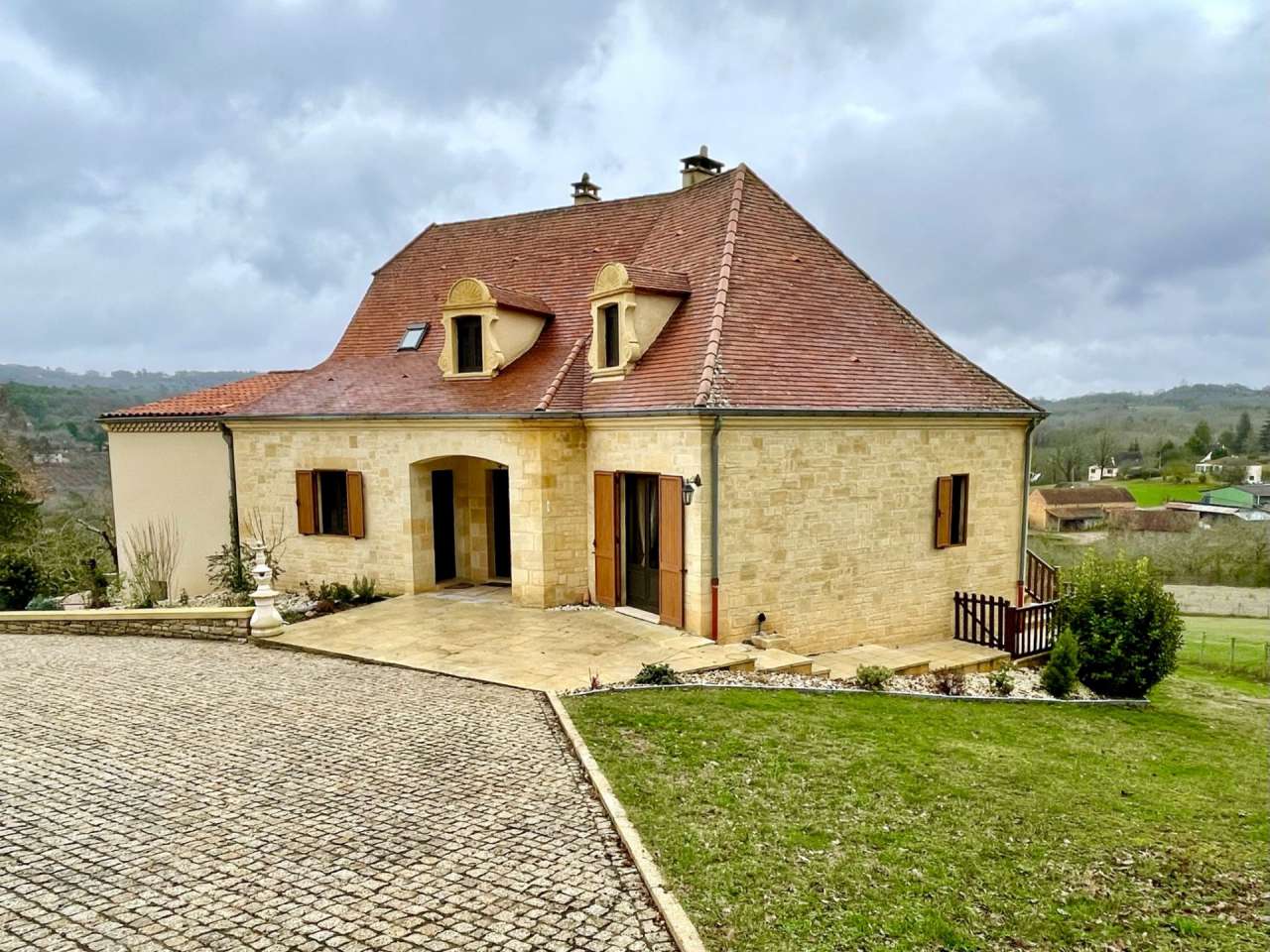 Built in the 90's and in excellent condition throughout, this superb 5 bedr