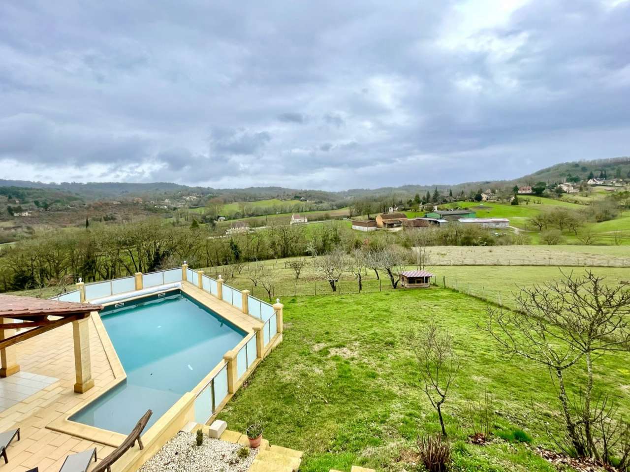 Built in the 90's and in excellent condition throughout, this superb 5 bedr