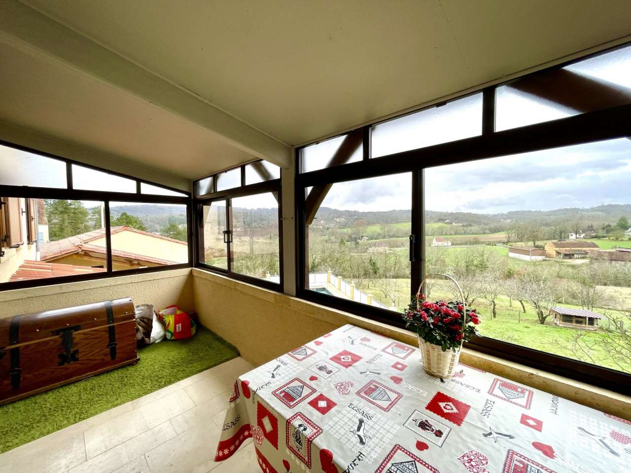 Built in the 90's and in excellent condition throughout, this superb 5 bedr