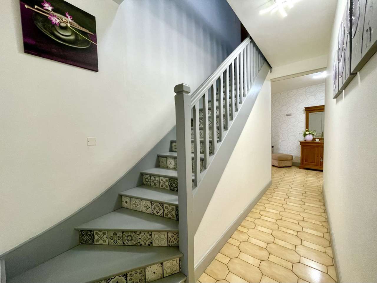 Built in the 90's and in excellent condition throughout, this superb 5 bedr