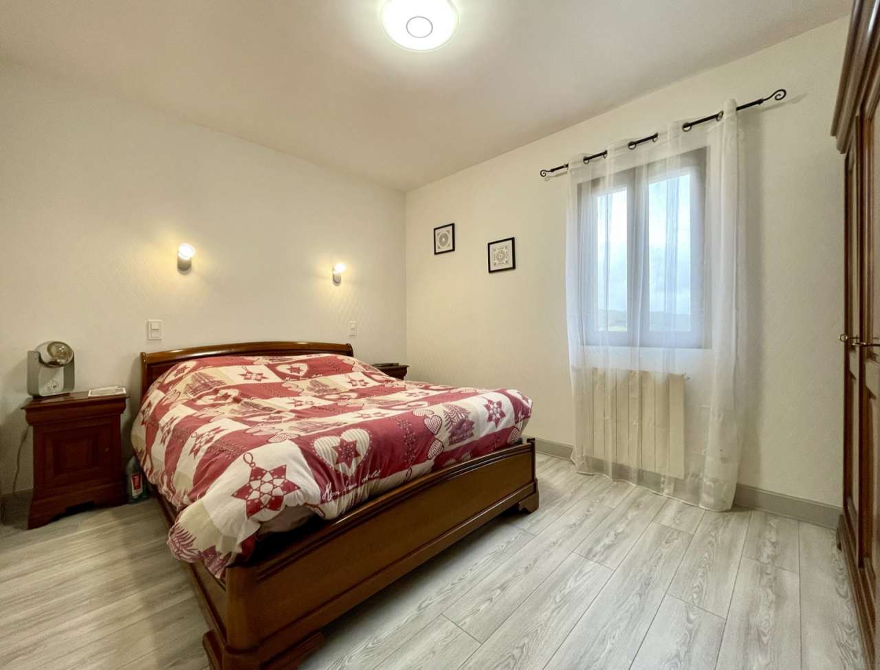 Built in the 90's and in excellent condition throughout, this superb 5 bedr