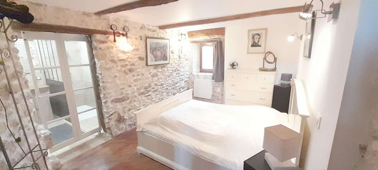 Surrounded by nature and full of character and charm, this magnificent 5 be