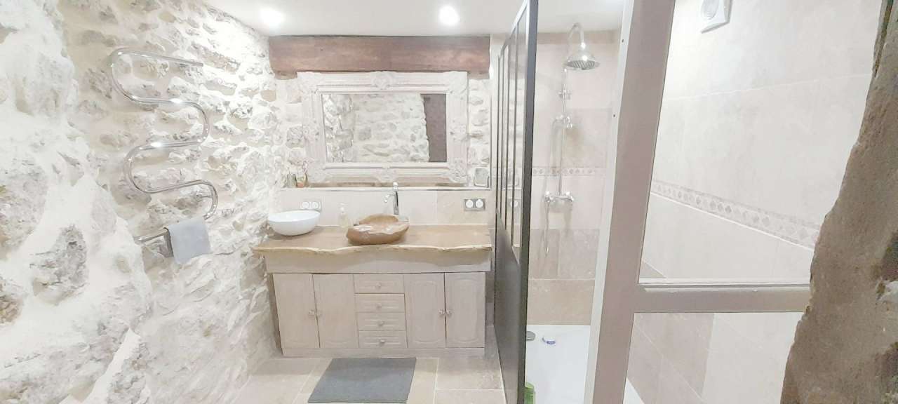 Surrounded by nature and full of character and charm, this magnificent 5 be