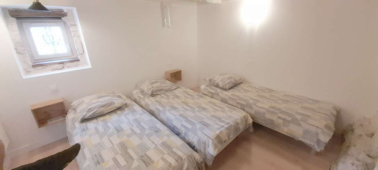 Surrounded by nature and full of character and charm, this magnificent 5 be